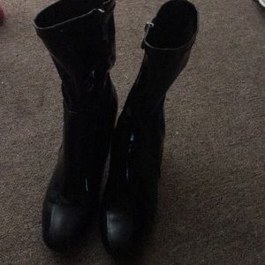 A pair of black short booties !